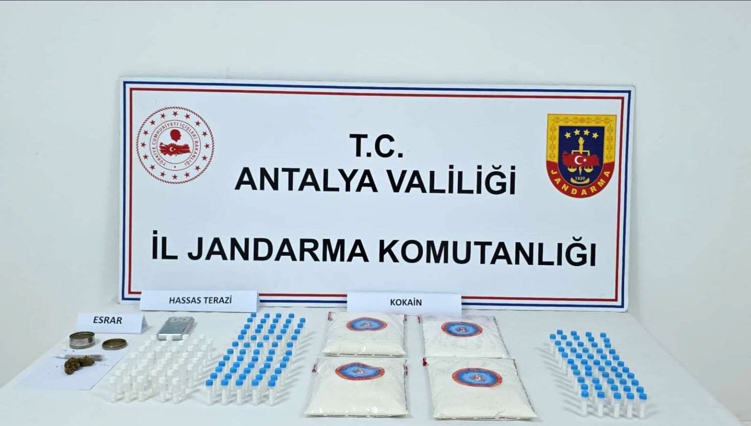 antalyada 5 kiloya yakin kokain ele gecirildi RTZxM4ym