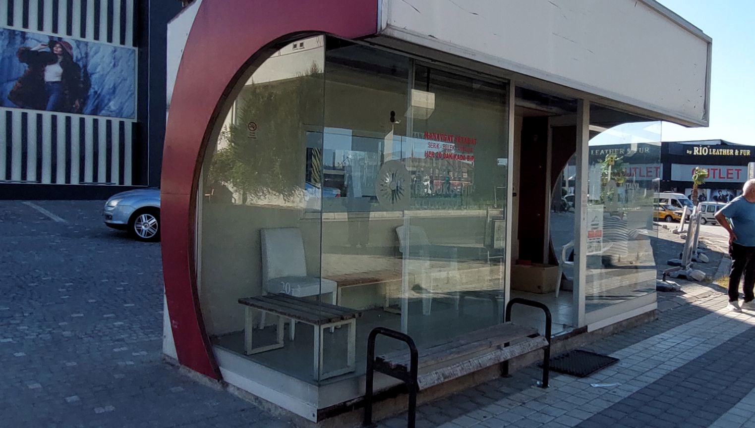 antalyada durakta olum hareketsizduruyordu yasamini yitirdigi belirlendi WAROEimV