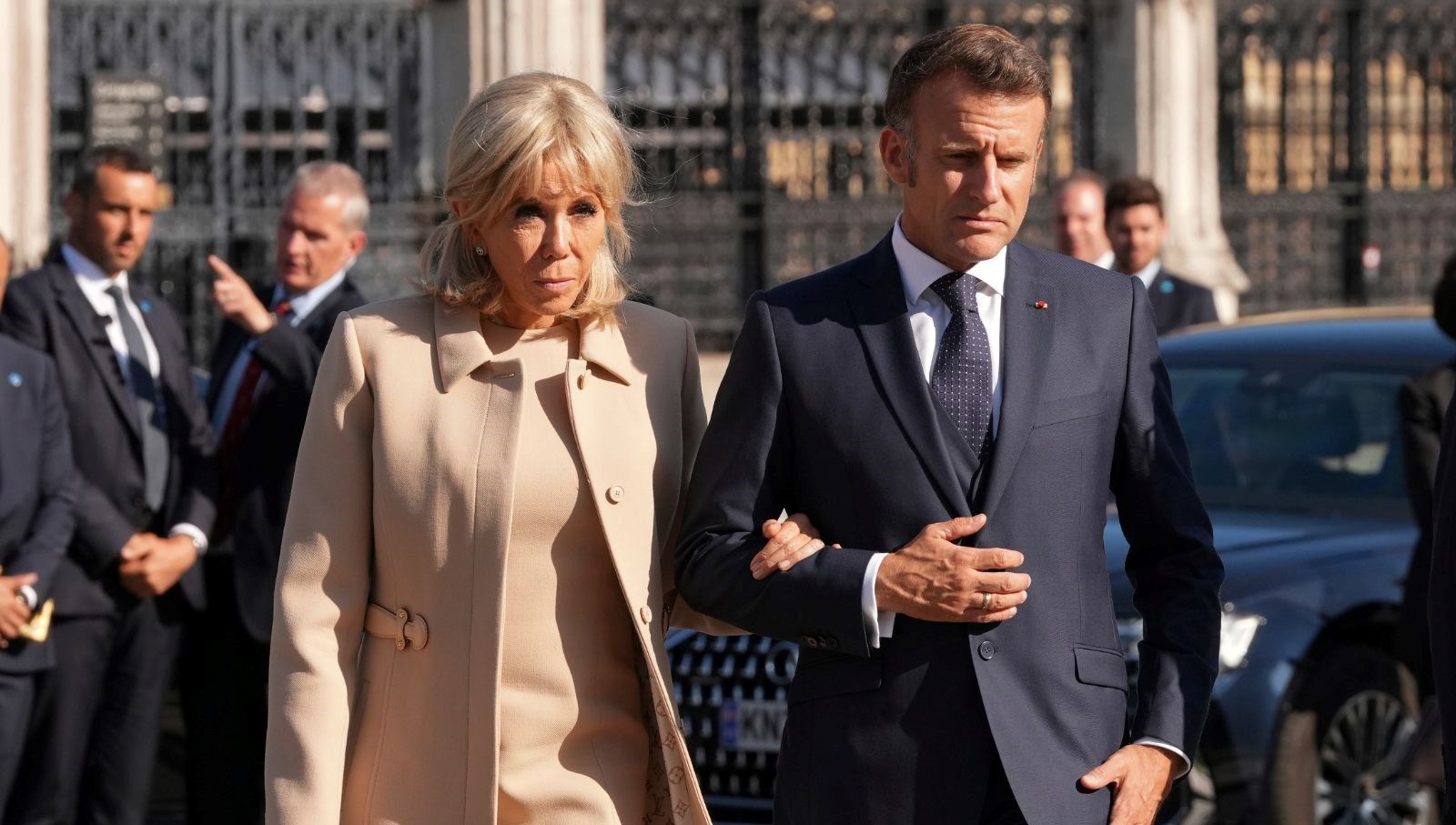brigitte macron kadin oldugunu kanitlamak icin bilimsel kanit sunacak Y9ZBwHlw