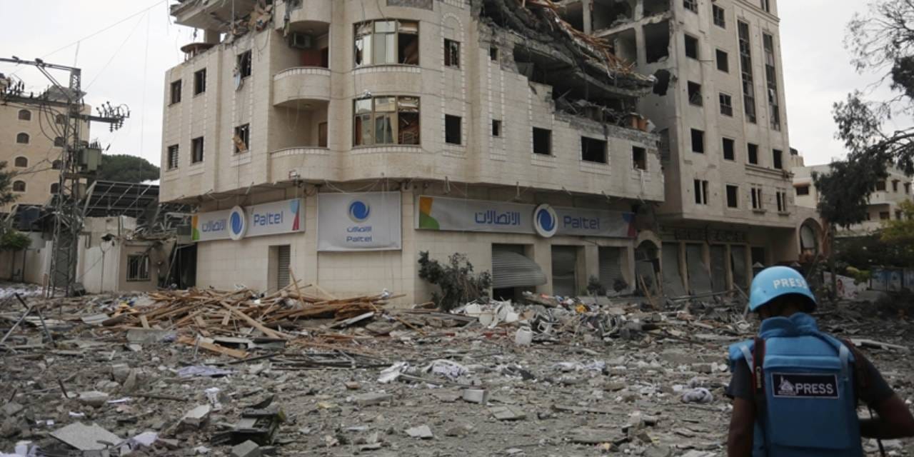 israilin gazze saldirilarinda bir gazeteci daha hayatini kaybetti GKfKIuI7