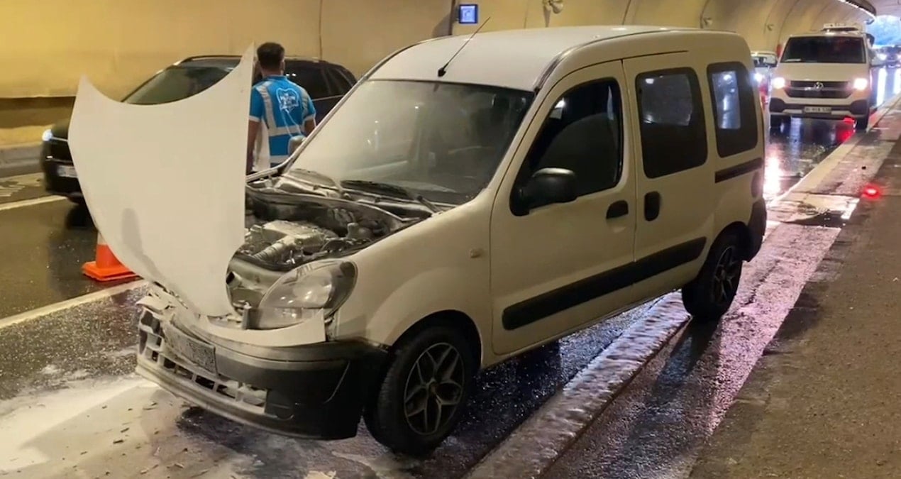 uskudarda zincirleme kaza bir otomobil yandi ZpqHEmOB