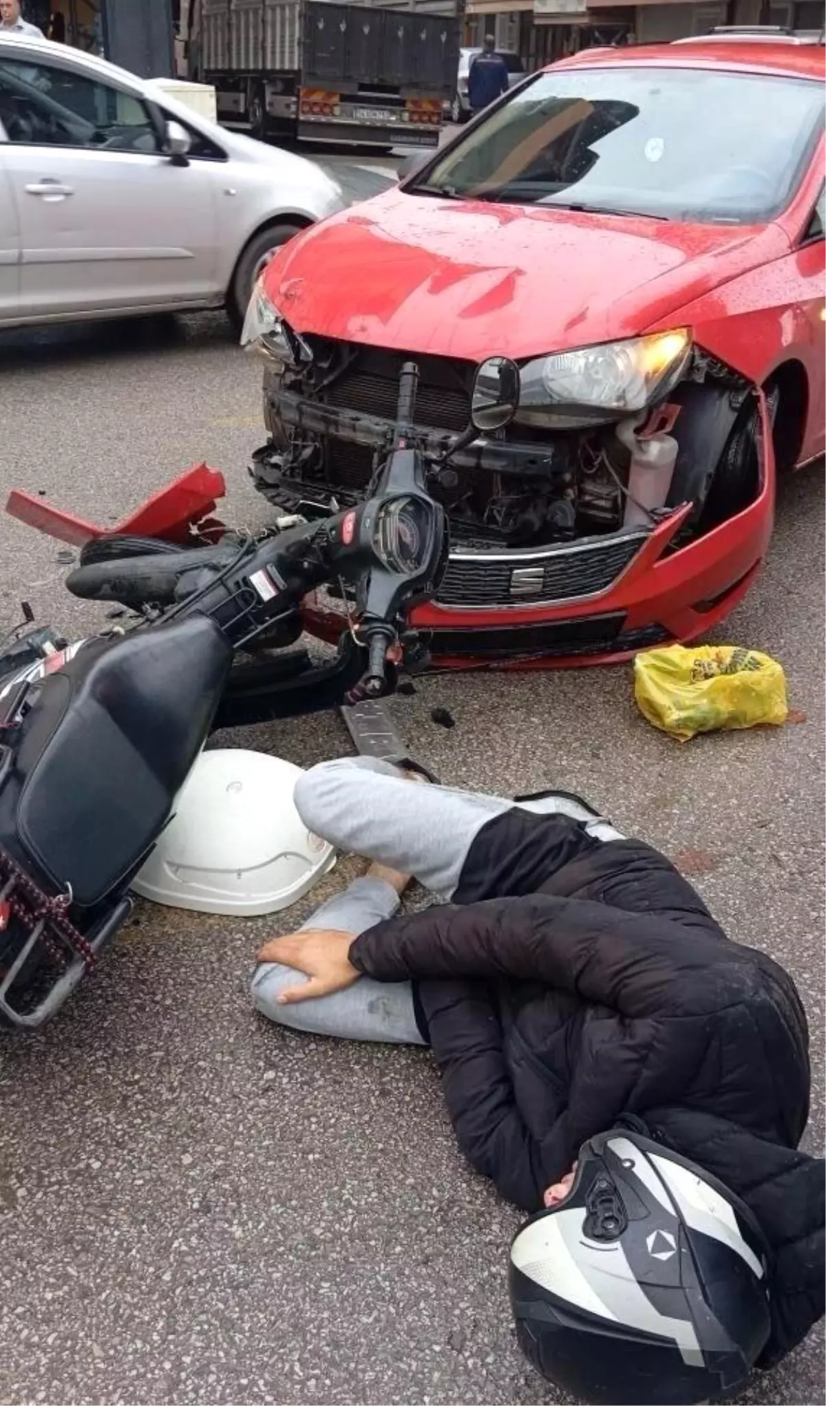 adapazarinda motosiklet ve otomobil kafa kafaya carpisti wwXN7CLV.jpg