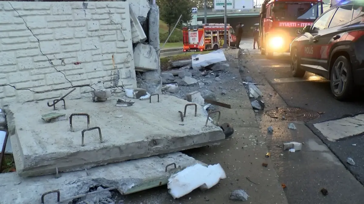 bakirkoyde cevik kuvvet otobusu kaza gecirdi srpCZiJN.jpg