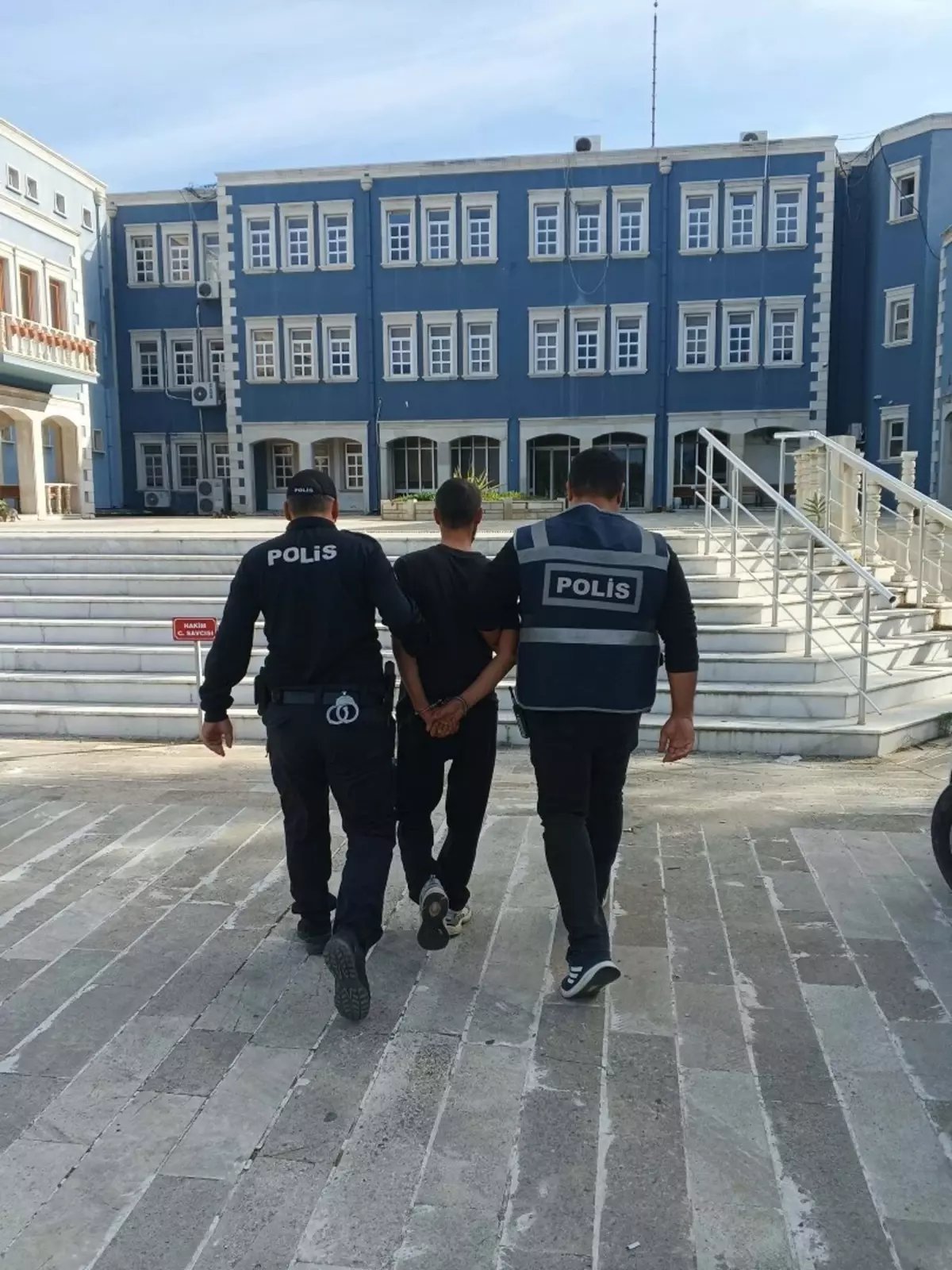 focada bufe soygunu bir tutuklama BwzC3fyd.jpg