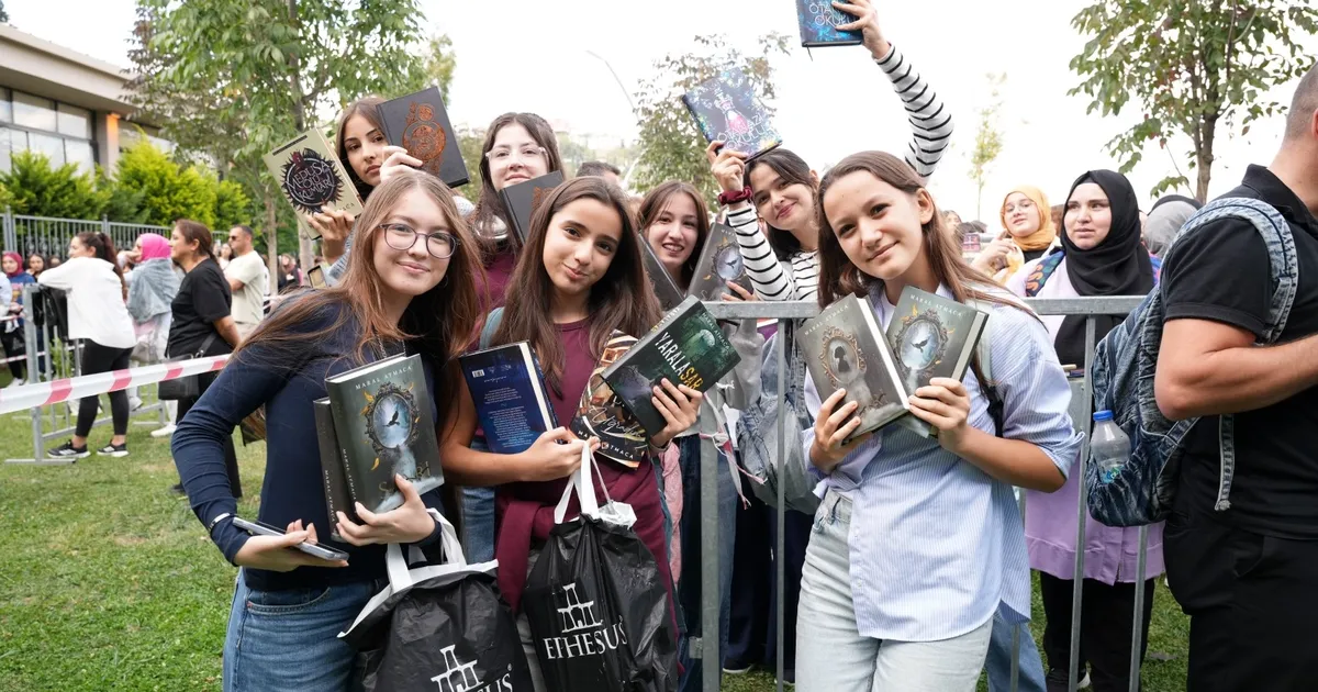 kocaeli kitap fuarinda kitap aski kuyruklara sigmadi BDj1XTad