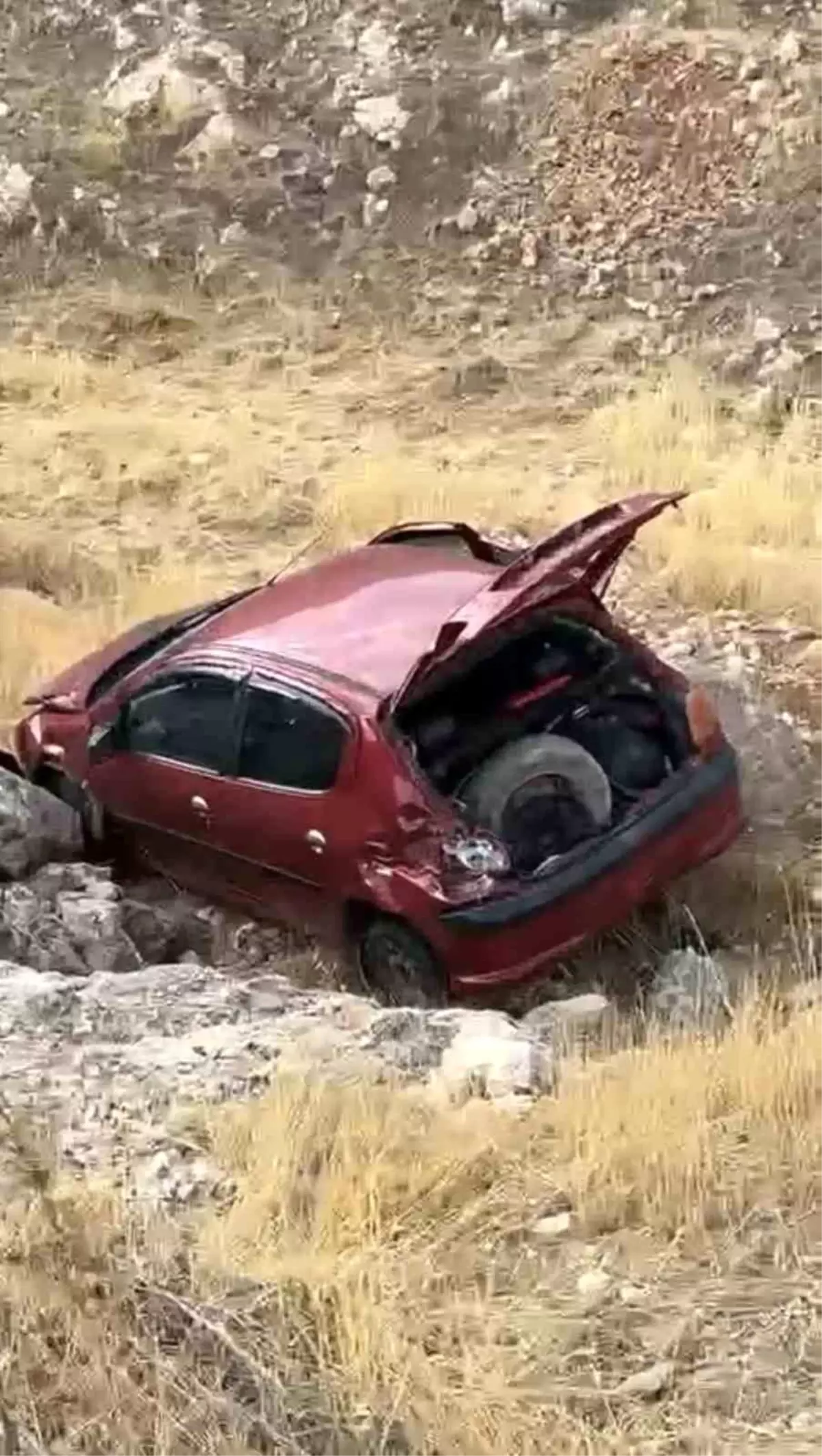 mardinde sarampole devrilen otomobilin surucusu yaralandi Wcx9mi39.jpg