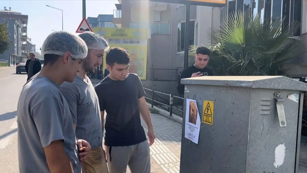 bursada kizlarinizi bu adamdan uzak tutun yazili afisler ortaligi karistirdi G96MzYaN.jpg