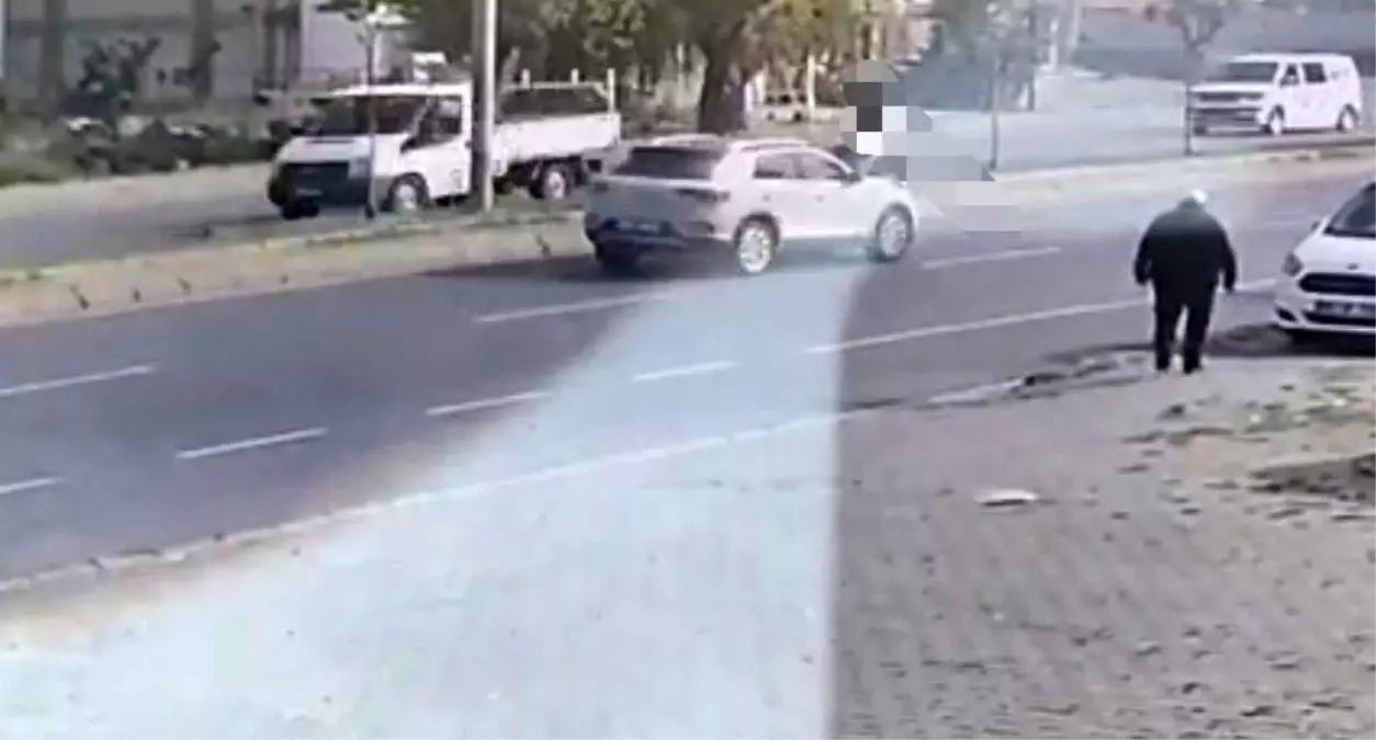 karsidan karsiya gecerken otomobilin carptigi lise ogrencisi hayatini kaybetti TOOC5361.jpg