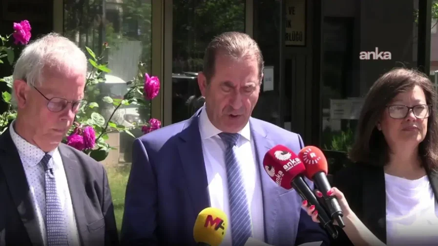 AKPM Sol Grup üyelerinden Adalet Bakanlığı önünde ‘Öcalan’ çağrısı